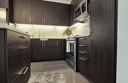 Midtown Apartment | Downtown Luxury High-Rise Retreat: Panoramic City Views & Modern Amenities