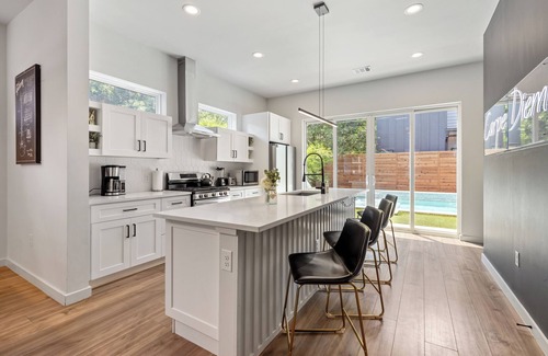 East Cesar Chavez House | Downtown Luxury Oasis - Heated Pool - 5 Bedrooms