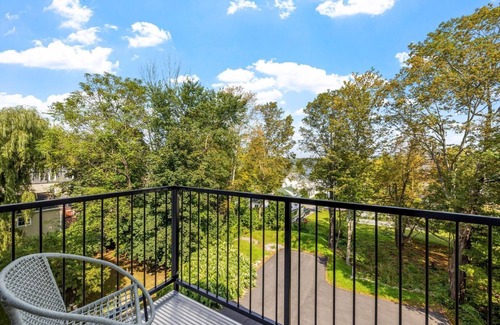 Meredith Condo | Downtown Meredith Luxury Escape