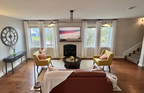 Downtown Anchorage House | Downtown Mid-Century Modern Luxury Getaway