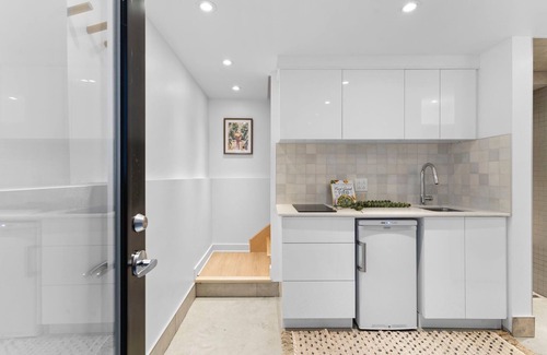 Shaughnessy Village House | Downtown MTL's Exclusive 1-BR Tiny House Retreats: 30-Day Urban Escapes!