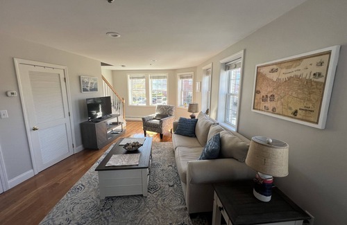 Newburyport House | Downtown Newburyport, Bright and Sunny 2 Bedroom