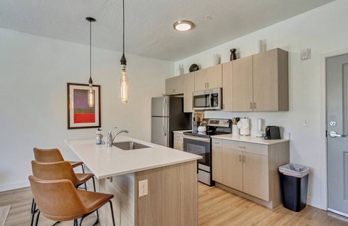 Lower Avenues House | Downtown SLC 1BR/1BA King Suite w/Equipped Kitchen + Queen Sleeper + Gym