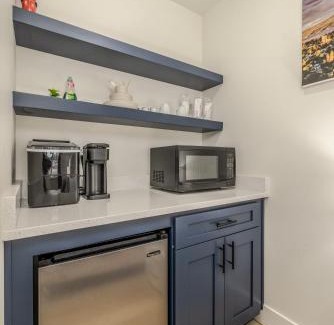 Coeur d'Alene Apartment | Downtown Studio #9 Food Truck Pavilion Next Door!