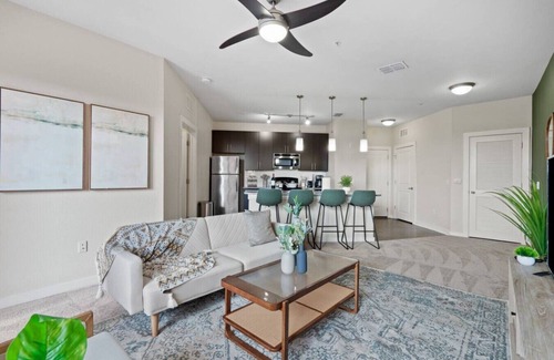 North Hyde Park Apartment | Downtown top floor suite | Pool, Gym, Free Parking
