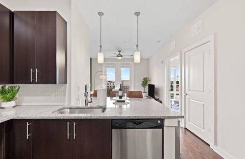 Courier City - Oscawana Apartment | Downtown Top floor suite - Pool/Gym/Free Parking
