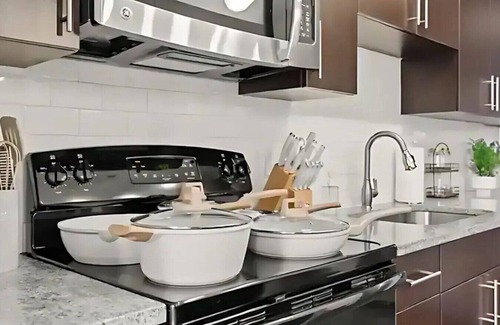 Courier City - Oscawana Apartment | Downtown top floor views W/Pool,Gym, FREE parking
