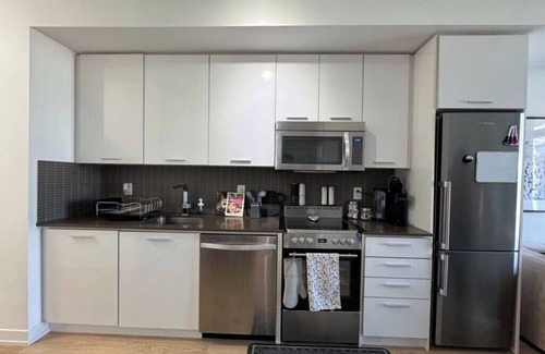 St. Lawrence Condo | Downtown Toronto Condo with Office Space! Walking distance to Scotiabank Arenan
