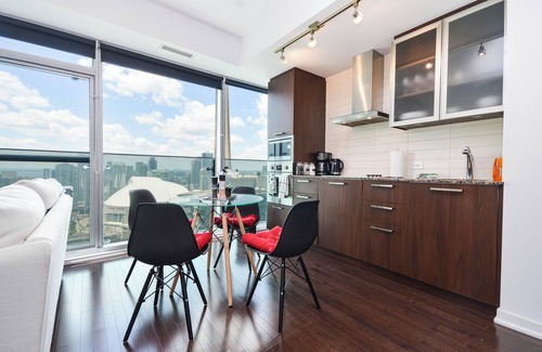 Toronto Entertainment District Apartment | Downtown Toronto near CN Tower
