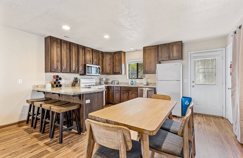 Flagstaff House | Downtown Townhouse w/Hot Tub, A/C & Sleeps 8!