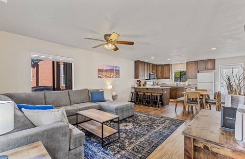 Flagstaff House | Downtown Townhouse w/Hot Tub, A/C & Sleeps 8!