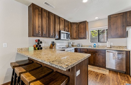 Flagstaff House | Downtown Townhouse w/Hot Tub, A/C & Sleeps 8!