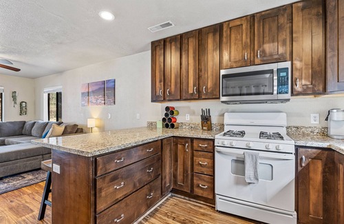 Flagstaff House | Downtown Townhouse w/Hot Tub, A/C & Sleeps 8!