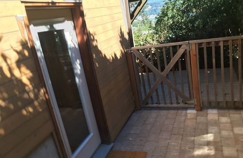 Hood River Apartment | Downtown with Mountain/River View and Fenced Yard
