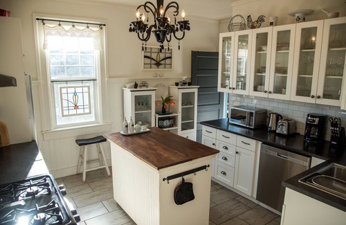 Fairfield House | "Dragonfly Cottage" - Family / Pet Friendly - Central Location, Country Charm,