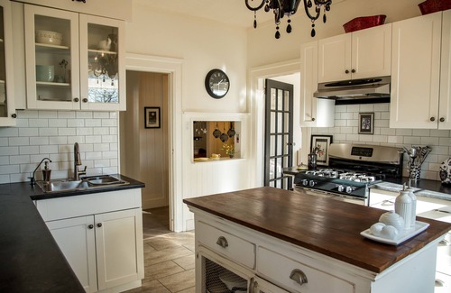Fairfield House | "Dragonfly Cottage" - Family / Pet Friendly - Central Location, Country Charm,