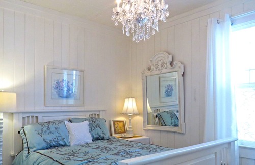 Fairfield House | "Dragonfly Cottage" - Family / Pet Friendly - Central Location, Country Charm,