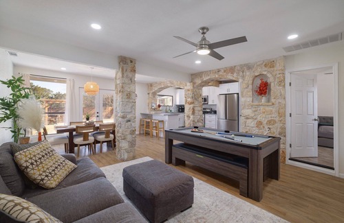 Leander House | Dragonfly Escape - Pool, Pickleball, Gym Sleeps 20 - Family Entertainment Space