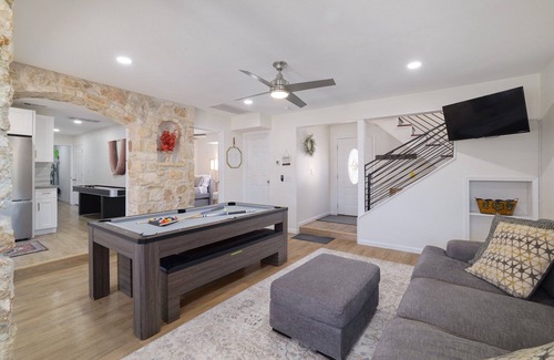 Leander House | Dragonfly Escape - Pool, Pickleball, Gym Sleeps 20 - Family Entertainment Space