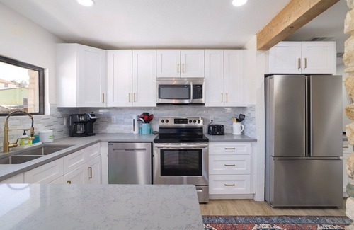 Leander House | Dragonfly Escape - Pool, Pickleball, Gym Sleeps 20 - Family Entertainment Space