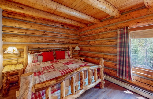 Baldy Mountain Cabin | Dramatic log home with beautiful Breckenridge views, hot tub, & fireplace
