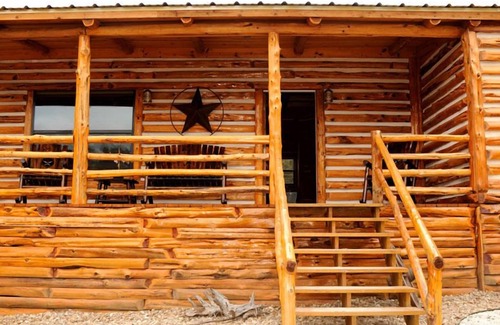 Canyon Lake Cabin | Dream Away Cabin - Cedar Log Cabin - 2BR - 3 Acres - Walk to Lake,