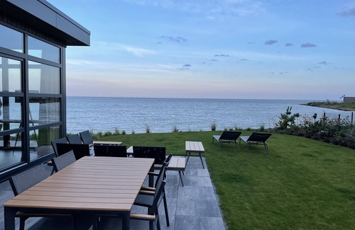 Enkhuizen Ski Chalet | Dream chalet directly on the IJsselmeer