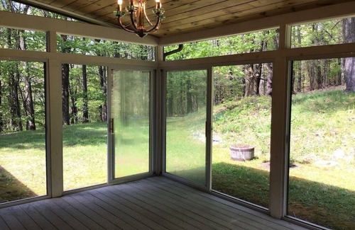 East Chatham House | Dream getaway - mtn views, ski, pool, BBQ, Firepit, Kid friendly, Lakes, WFH