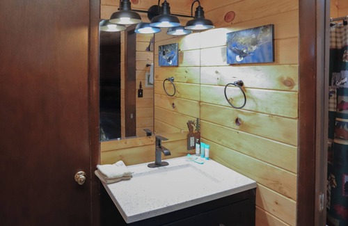 Estes Park Hotel | Dream River Front Suites R1