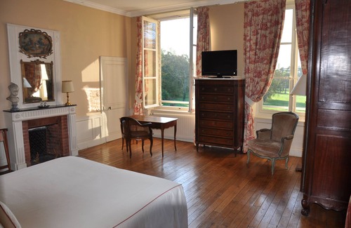 Senlis Bed & Breakfast | Dream room in 18th century manor house