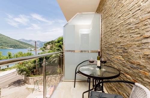 Tivat Villa | Dream Vacation Apartments- Black Apartment