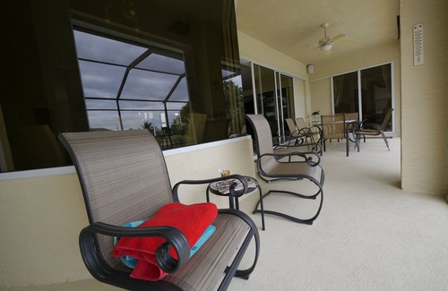 Cape Coral Villa | Dream villa, south facing on the canal, boat dock, XXL terrace with pool, quiet and central