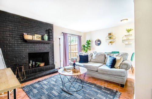 Longview House | Dreamy 2 bdr Longview Townhome