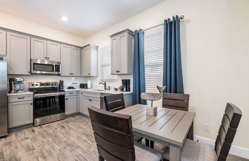 West Kissimmee Cottage | Dreamy Cottage near Disney with Margaritaville Resort & Island H20 Waterpark.
