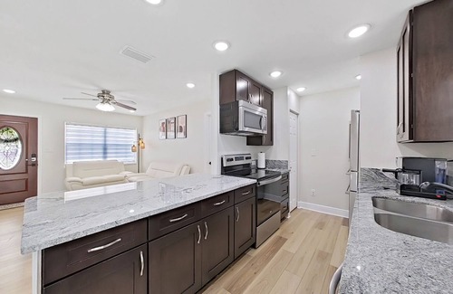 Orient Park House | Dreamy Oasis 4-BR, 1 mile from Hard Rock Casino/With “Pool”