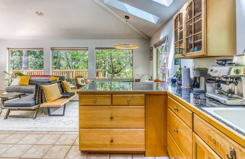 Western House | Dreamy quiet escape near downtown with wraparound deck, fast WiFi & W/D