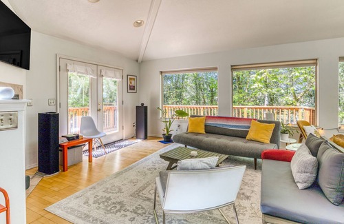 Western House | Dreamy quiet escape near downtown with wraparound deck, fast WiFi & W/D