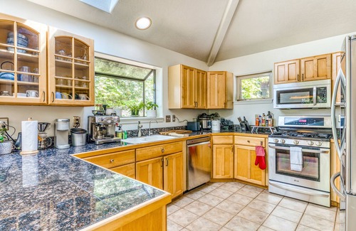 Western House | Dreamy quiet escape near downtown with wraparound deck, fast WiFi & W/D