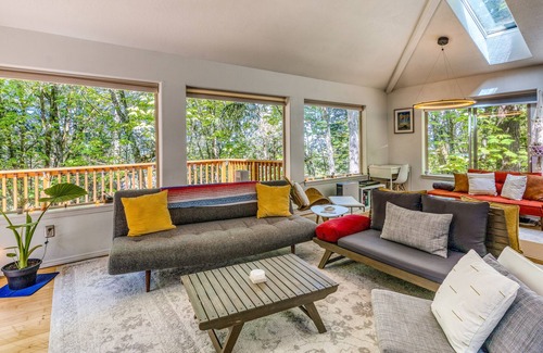 Western House | Dreamy quiet escape near downtown with wraparound deck, fast WiFi & W/D