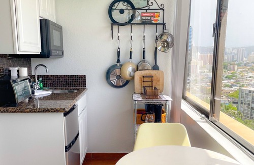 McCully - Moiliili Condo | Dreamy Waikiki Monarch Studio | Pool + Gym