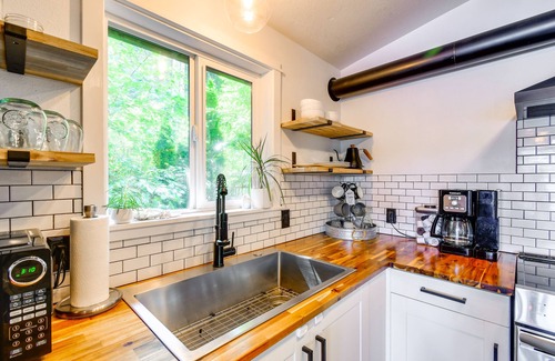 Olympia Cabin | Dreamy Wooded Cabin with Private Beach & Kayaks!
