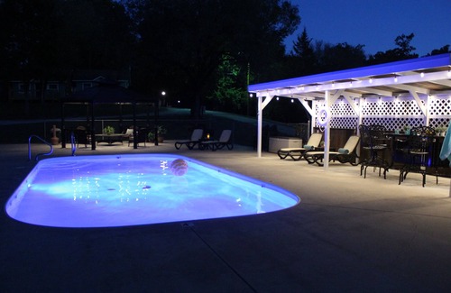 Branson Cabin | Driftwater Resort Cabin #10 with Lake Taneycomo Access & Pool!