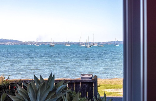 Blackpool House | Driftwood Beach House - Driftwood Beach House is a newly renovated modern family home with three bedrooms, two bathrooms a large kitchen and a spa pool. Located on the shores of Blackpool Beach in Oneroa on a quiet (access only) road this is a beauti