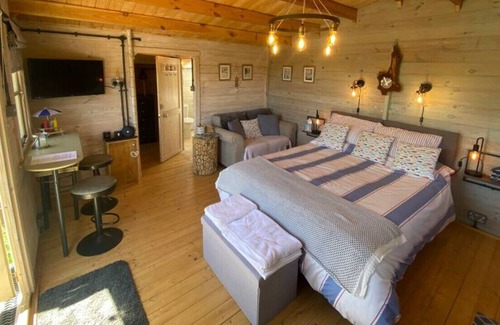 Brazzacott Cabin | Driftwood Retreat with Hot tub
