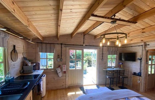 Brazzacott Cabin | Driftwood Retreat with Hot tub