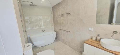 Windang House | DriftWood - Where the Lake Meets the Sea
