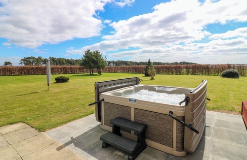 Arbroath Cottage | DRUMMYGAR MAINS, family friendly, with hot tub in Arbroath