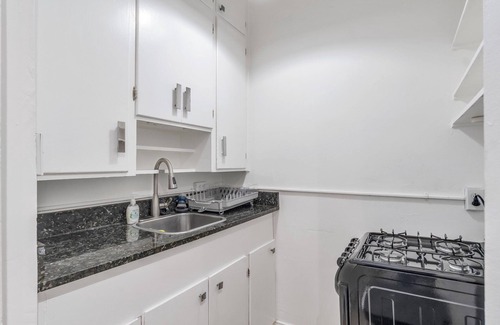 City Park West Apartment | DT Apartment near everything!