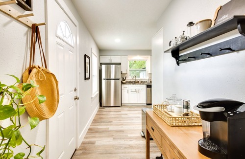Winter Garden Cottage | Dtwn Winter Garden Home: 12 Mi to Disney!