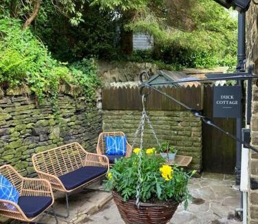 Haworth House | Duck Cottage - Cosy Cottage - Central Location